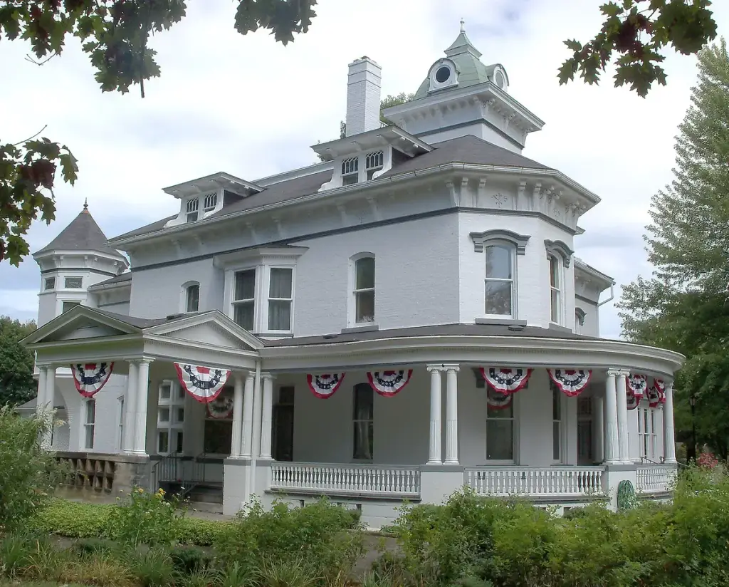 J.E. Reeves Victorian Home, Dover, OH