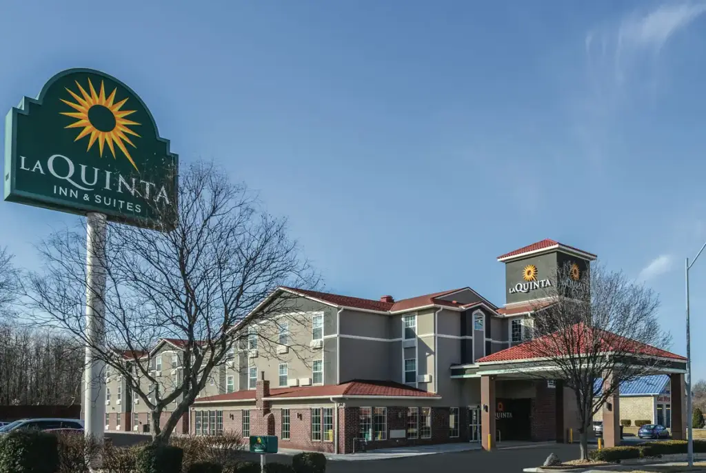 La Quinta Inn & Suites by Wyndham Kansas City Airport, Kansas City, MO