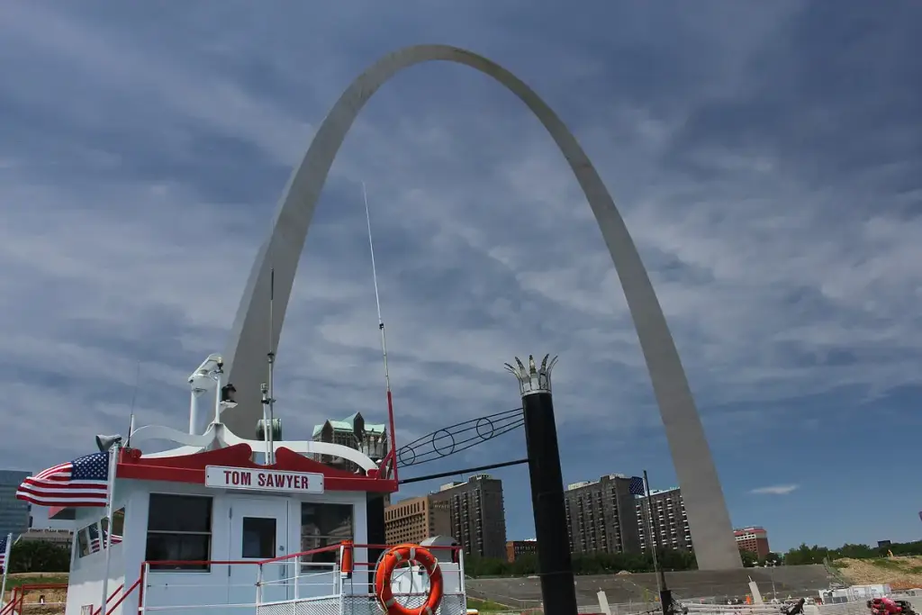 Riverboats at the Gateway Arch, St. Louis, MO
