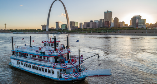 Riverboats at the Gateway Arch | St Louis, MO - www.bagsaleusa.com