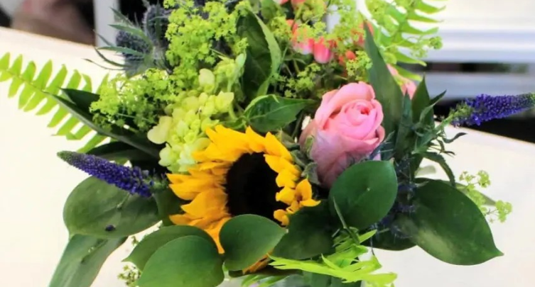 Fresh Floral Arranging + Sip Workshop at CanalSide Food + Drink
